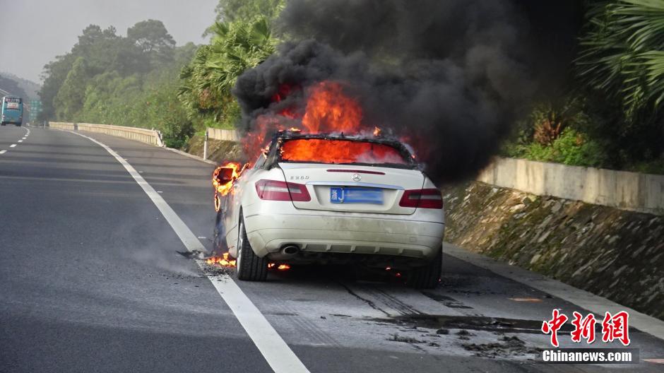奔馳車被刮碰后 車主追趕肇事車突然起火 奔馳車被刮碰后 車主追趕肇事車突然起火