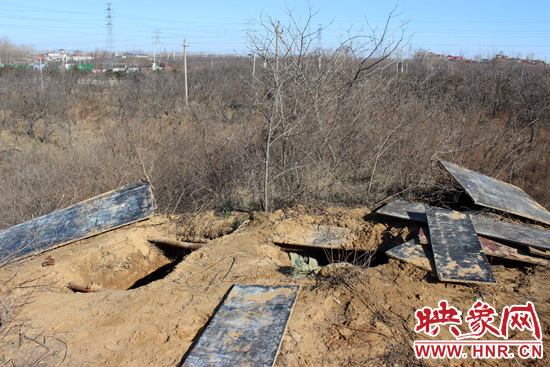 這次被盜的是位于北側(cè)的叔齊墓，墓塚上面有兩個盜洞，有十多米深。