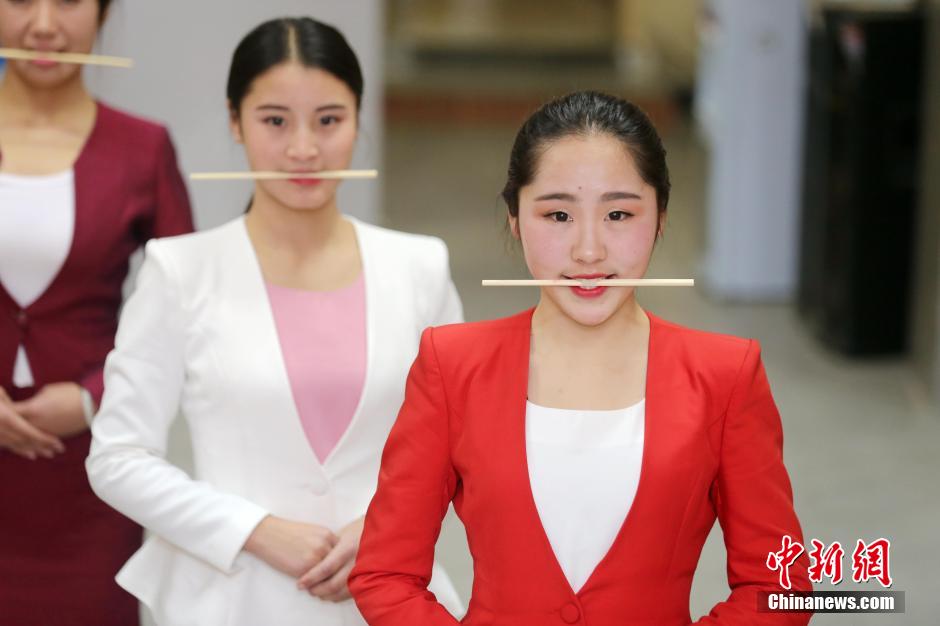 安徽美女藝考生夜間訓練 嘴咬筷子深蹲夾紙 安徽美女藝考生夜間訓練 嘴咬筷子深蹲夾紙