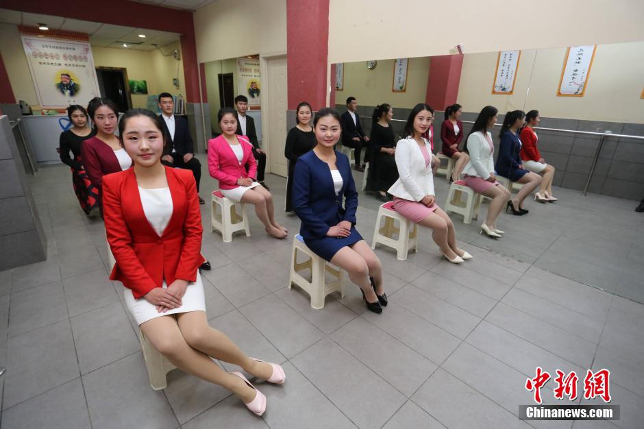 安徽美女藝考生夜間訓練 嘴咬筷子深蹲夾紙 安徽美女藝考生夜間訓練 嘴咬筷子深蹲夾紙