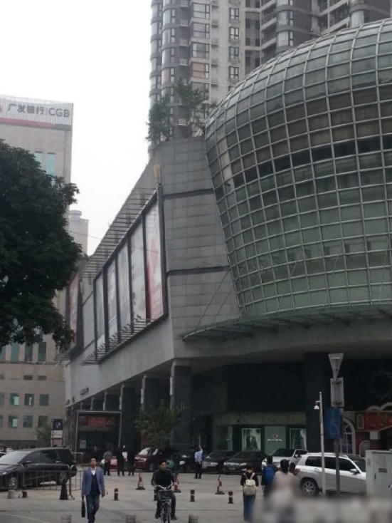 一輛停在停車(chē)位上的寶馬轎車(chē)，被墜落的樹(shù)枝砸中，樹(shù)枝徑直插入車(chē)內(nèi)，現(xiàn)場(chǎng)引發(fā)不少市民圍觀(guān)拍照。