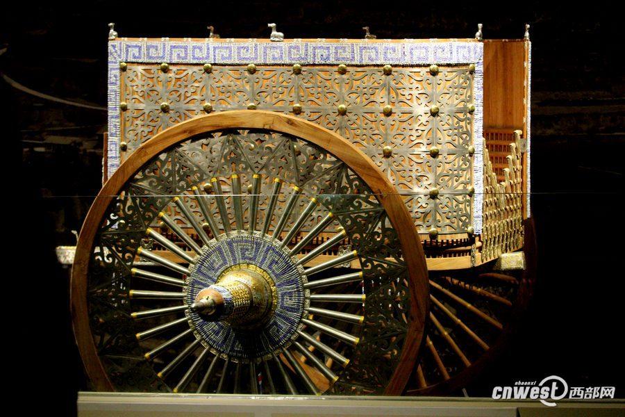 1月7日，甘肅省考古研究所所長王輝向人們介紹花了200萬元復(fù)制的禮儀車輛。