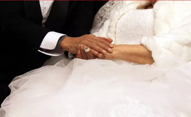 情人節(jié)最溫暖告白！84歲老人包下整樓示愛(ài)老伴