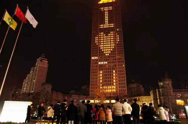 情人節(jié)最溫暖告白！84歲老人包下整樓示愛(ài)老伴