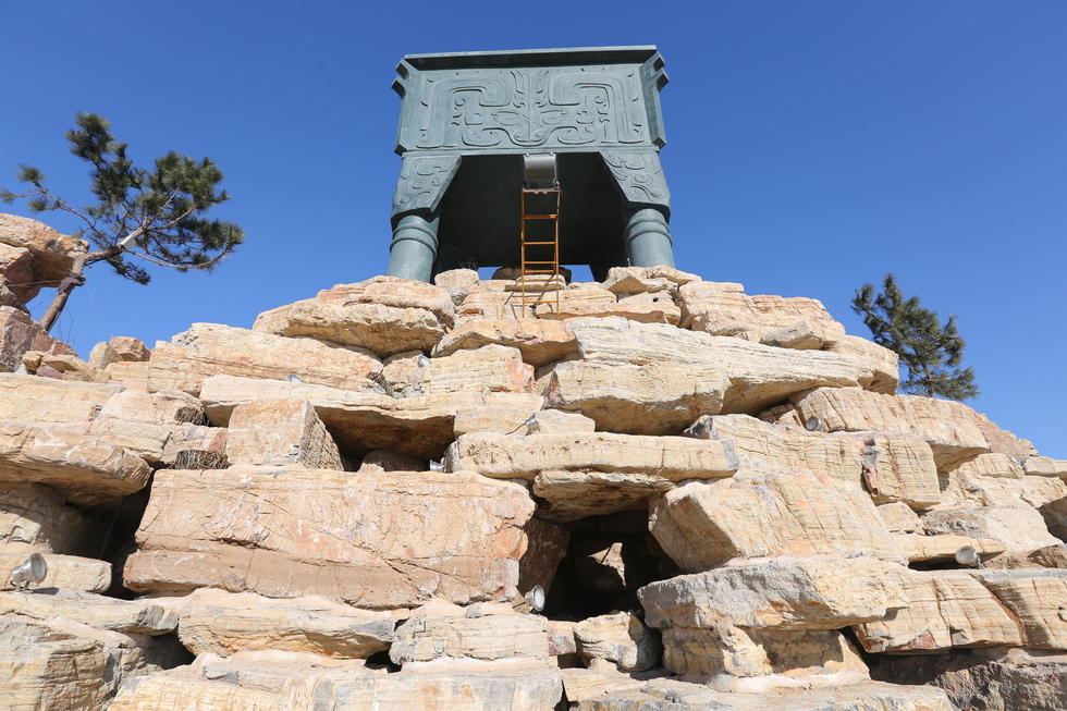 鄭州河邊建十米高銅鼎無(wú)防護(hù) 網(wǎng)友:不怕淹了？