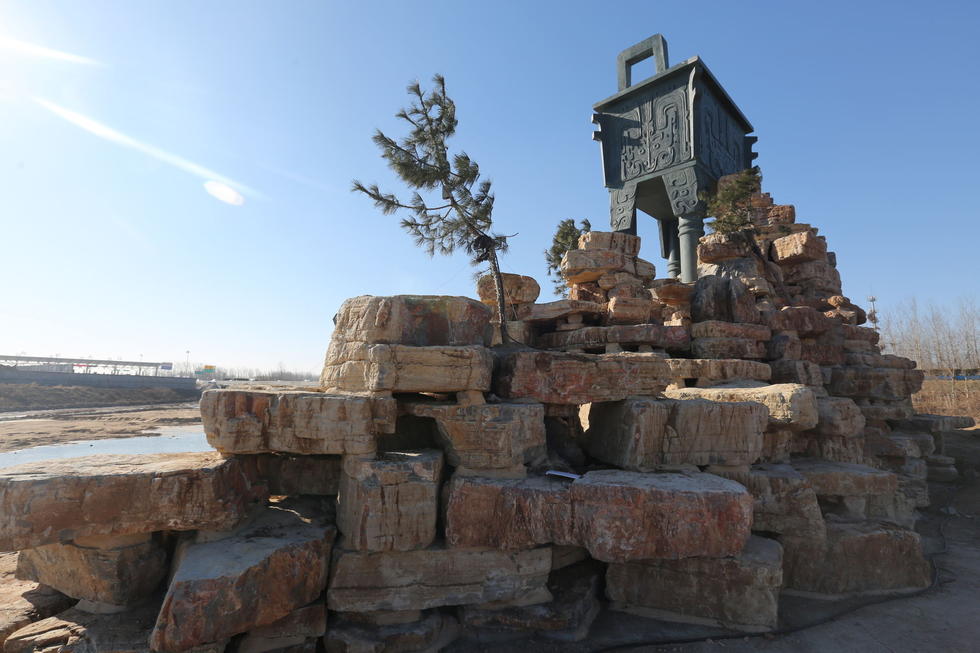 鄭州河邊建十米高銅鼎無(wú)防護(hù) 網(wǎng)友:不怕淹了？