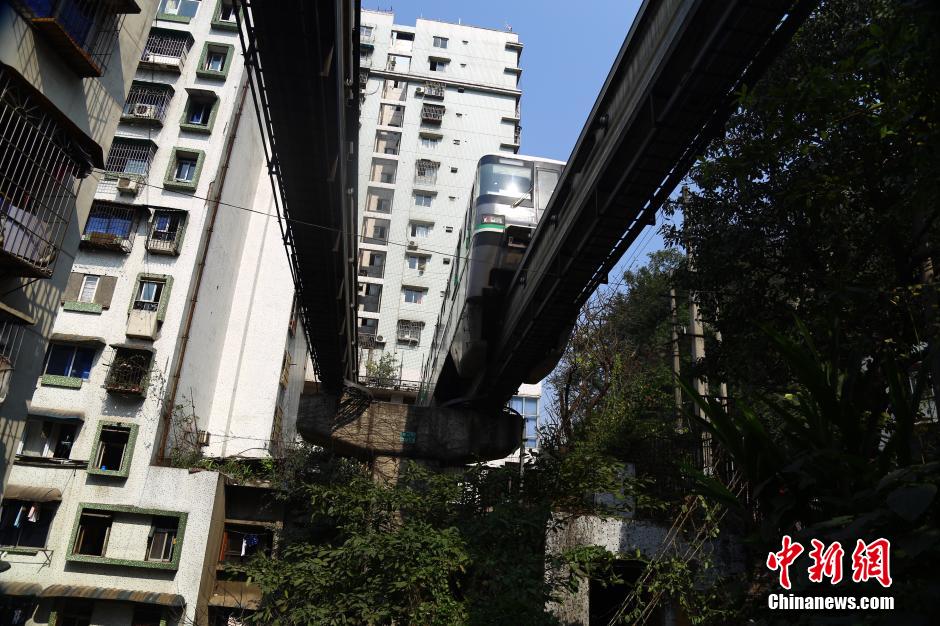 重慶輕軌列車穿樓而過場面震撼 重慶輕軌列車穿樓而過場面震撼