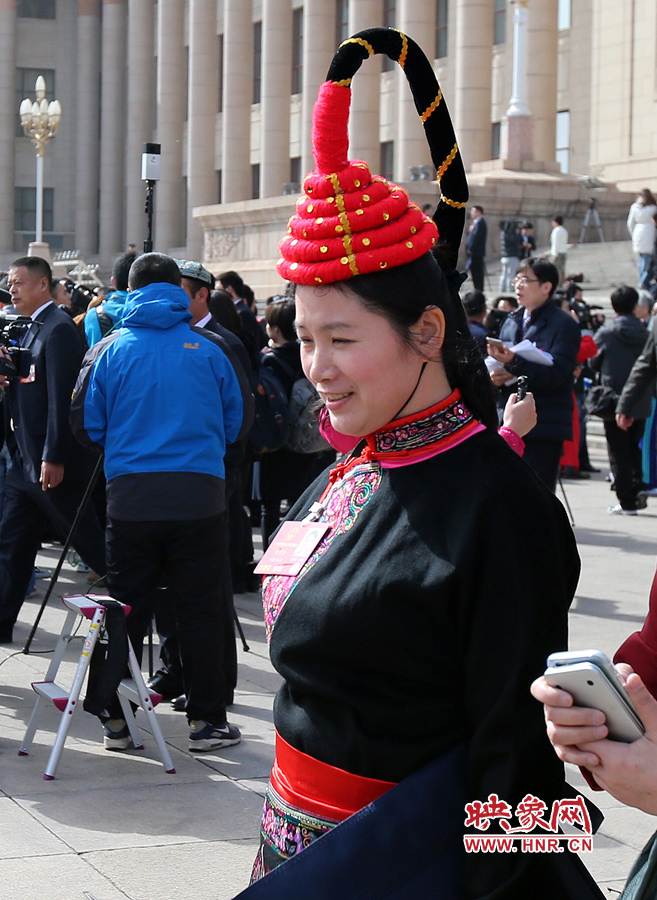 這位代表的頭飾你能猜出是哪個(gè)省的么？