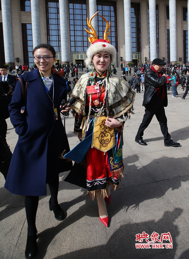 這位黑龍江代表團(tuán)的人大代表，頭上高高的頭飾相當(dāng)搶眼