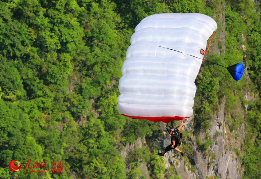 28日，2016世界低空跳傘大賽在重慶云陽龍缸景區(qū)正式開賽。圖為選手角逐中。劉政寧 攝