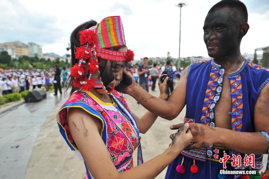 云南丘北萬人狂歡“抹花臉” 男女互抹 云南丘北萬人狂歡“抹花臉” 男女互抹