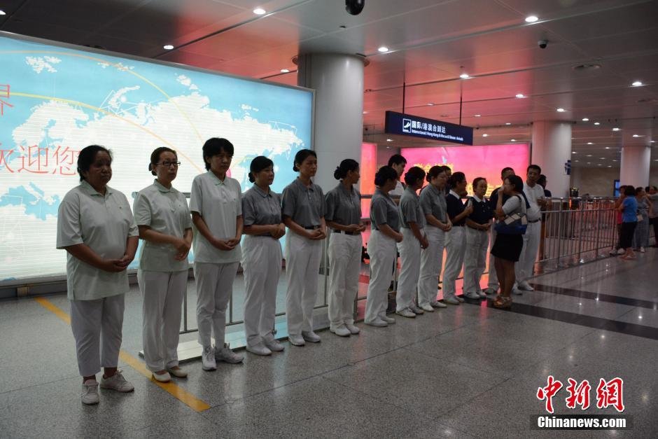 圖為臺灣慈濟慈善基金會大連聯(lián)絡(luò)處工作人員等候罹難者家屬。