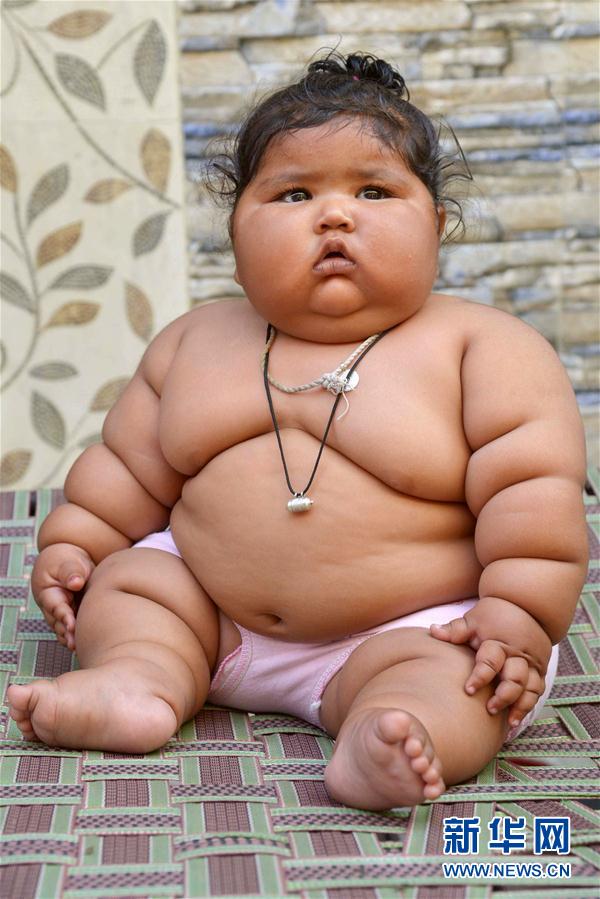 4月17日，在印度阿姆利則，女孩查哈特在家中。