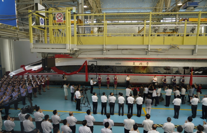 當日，由中國鐵路總公司牽頭組織研制、具有完全自主知識產(chǎn)權、達到世界先進水平的中國標準動車組被命名為“復興號”?！皬团d號”將于6月26日在京滬高鐵兩端的北京南站和上海虹橋站雙向首發(fā)。