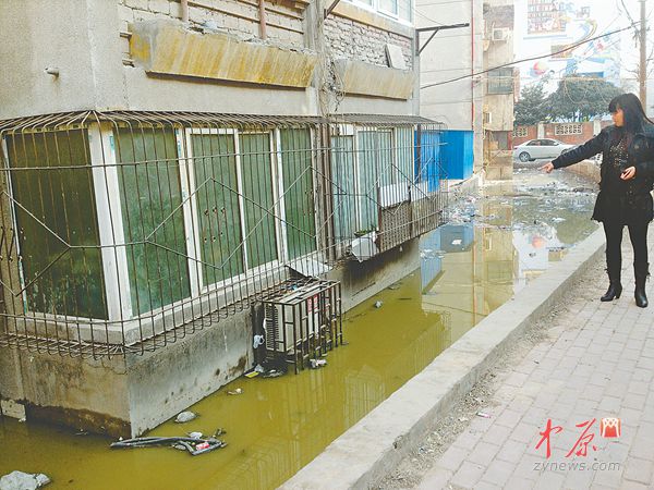　　居民看著污水溝滿是無奈。