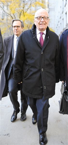 20日，默多克走出法庭。