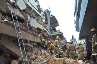 4日，印度卡納科納，救援人員正在搜尋被掩埋的幸存者和遇難者遺體。圖/東方IC