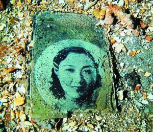 一名年輕女子的照片，很可能是當年士兵的家人。