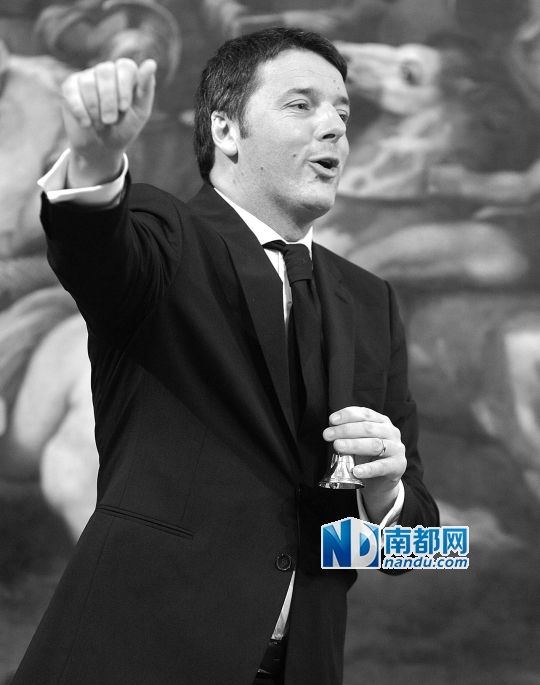 2月22日，在意大利羅馬總理府，新任總理馬泰奧·倫齊搖鈴象征正式行使總理權(quán)力。