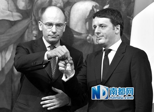 2月22日，在意大利羅馬總理府，新任總理馬泰奧·倫齊(右)與前任總理恩里科·萊塔舉行交接儀式。