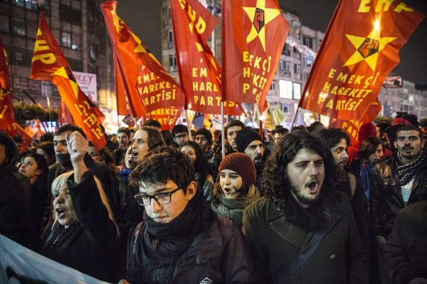 當(dāng)?shù)貢r(shí)間2014年2月25日，土耳其伊斯坦布爾，總理涉腐錄音引發(fā)全國抗議，要求本屆政府下臺(tái)。