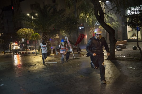 當(dāng)?shù)貢r(shí)間2014年2月25日，土耳其伊斯坦布爾，總理涉腐錄音引發(fā)全國抗議，要求本屆政府下臺(tái)。