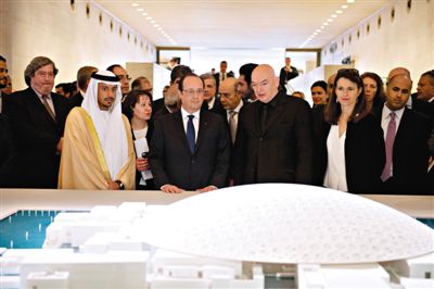 4月29日，法國(guó)總統(tǒng)奧朗德（中）和阿布扎比文化遺產(chǎn)委員會(huì)主席蘇爾坦親王（左）一起觀看“阿布扎比盧浮宮”建筑模型。盧浮宮計(jì)劃打造“阿布扎比盧浮宮”，以推廣法國(guó)文化。