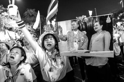 5日，泰國巴蜀府海濱度假勝地華欣，數(shù)萬民眾身穿國王的代表色“黃色”T恤，自發(fā)上街，口喊“國王萬歲”的口號。