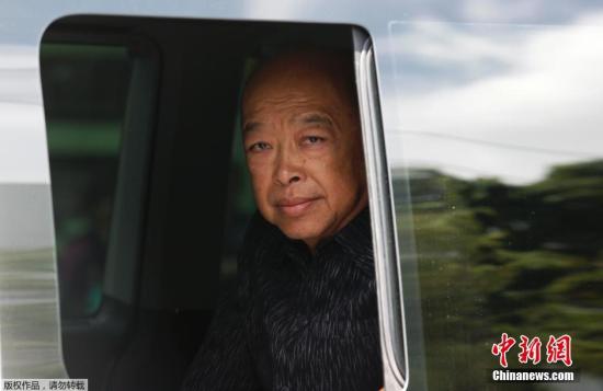 圖為泰國前副總理素拉蓬抵達陸軍俱樂部。