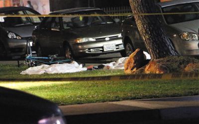 5月23日在美國加州大學圣巴巴拉分校附近的槍擊現(xiàn)場拍攝的死者遺體。