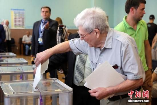 　5月25日，一名烏克蘭選民把填好的選票投入選票箱。
