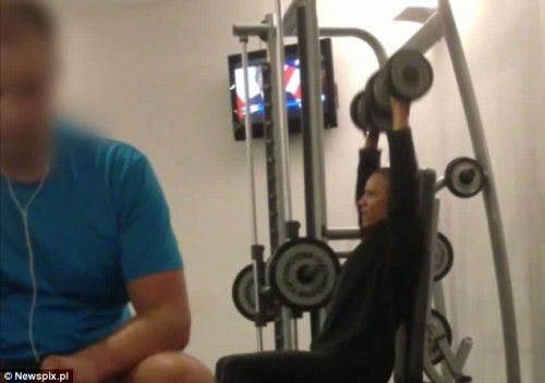 奧巴馬安?，F(xiàn)漏洞舉啞鈴健身時(shí)遭偷拍（組圖）（2）