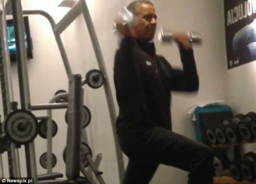 奧巴馬安?，F(xiàn)漏洞舉啞鈴健身時(shí)遭偷拍（組圖）（5）