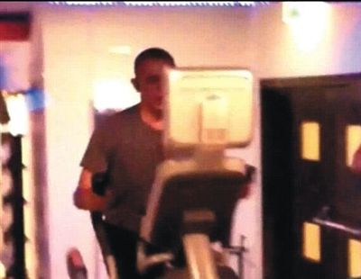 酒店健身中心，橢圓機(jī)上鍛煉的奧巴馬。