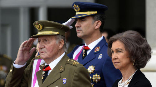 資料圖：西班牙國(guó)王胡安·卡洛斯一世（左）與其子費(fèi)利佩王儲(chǔ)（中）。