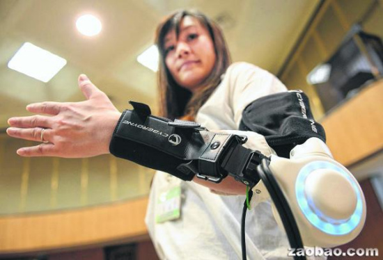 日本公司研發(fā)機(jī)器人手臂可用意念控制移物(圖) 日本公司研發(fā)機(jī)器人手臂可用意念控制移物(圖)