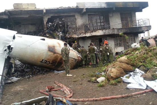 肯尼亞一運(yùn)輸機(jī)墜毀砸中商鋪 已致4人死亡(高清圖) 肯尼亞一運(yùn)輸機(jī)墜毀砸中商鋪 已致4人死亡(高清圖)