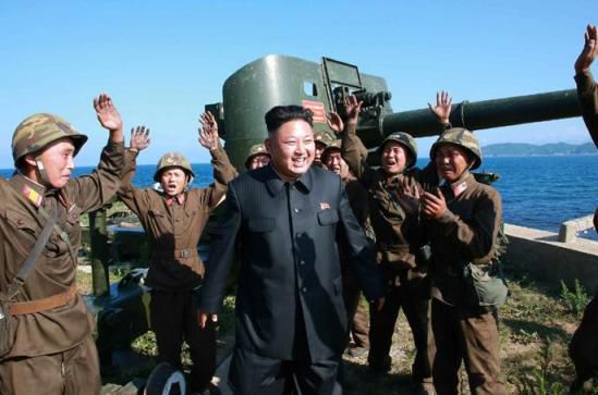 金正恩視察東海岸前方哨所指導(dǎo)火炮射擊(圖) 金正恩視察東海岸前方哨所指導(dǎo)火炮射擊(圖)