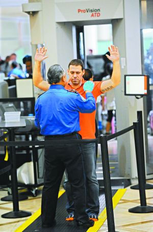 防止恐怖分子把炸彈偽裝成電子設(shè)備登機(jī)；新規(guī)適用于歐、非、中東赴美航班；智能手機(jī)將被重點(diǎn)排查