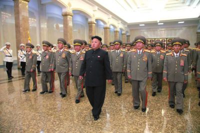金正恩率領軍隊領導人等前往平壤錦繡山太陽宮瞻仰了金日成、金正日的遺容。