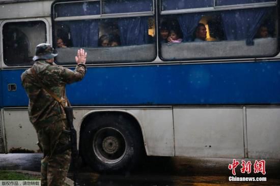 烏克蘭頓涅茨克，烏克蘭政府軍對(duì)當(dāng)?shù)爻掷m(xù)炮擊，民眾為躲避戰(zhàn)火，紛紛登上列車(chē)離開(kāi)。