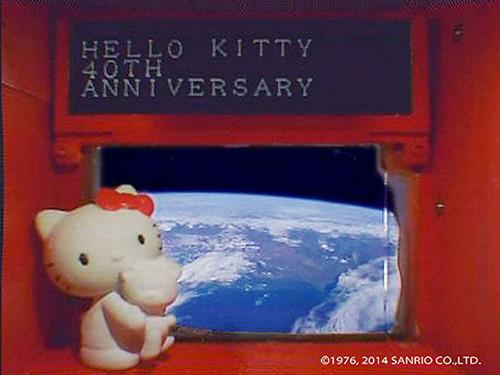 日本將Hello Kitty送上太空 與地球拍合影(圖) 日本將Hello Kitty送上太空 與地球拍合影(圖)