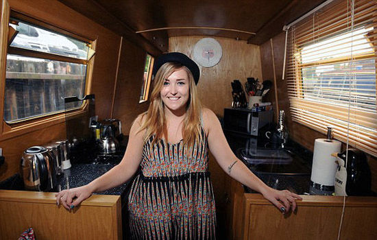 學(xué)生公寓住宿費(fèi)太貴 倫敦女大學(xué)生買(mǎi)小船當(dāng)住所(組圖) 學(xué)生公寓住宿費(fèi)太貴 倫敦女大學(xué)生買(mǎi)小船當(dāng)住所(組圖)