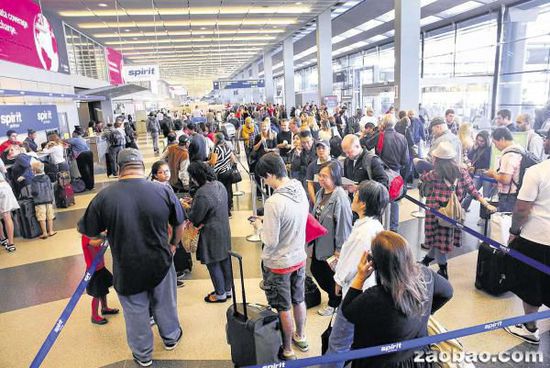 芝加哥機(jī)場(chǎng)遭惡意縱火2000多航班被迫取消 芝加哥機(jī)場(chǎng)遭惡意縱火2000多航班被迫取消