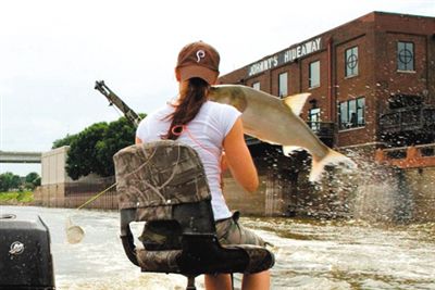 亞洲鯉魚(yú)突然躍出水面，對(duì)游客“發(fā)動(dòng)襲擊”。