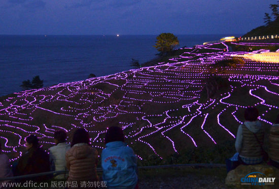 日本“白米千枚田”萬(wàn)燈點(diǎn)綴 如夢(mèng)如幻場(chǎng)面震撼