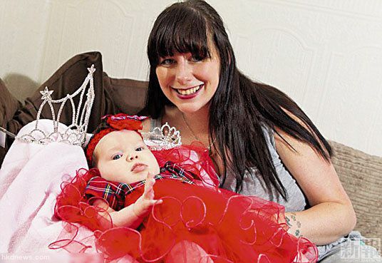 柯林斯在女兒盧娜6個月大時，便讓女兒參加選美。