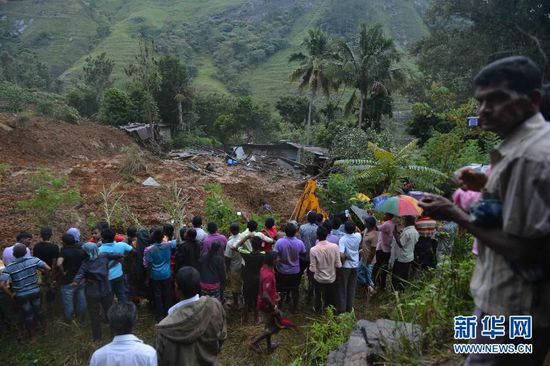 這張10月29日拍攝的照片顯示斯里蘭卡中部山體滑坡中幸存村民們正在被疏散。