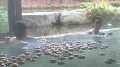 一個個蘋果漂浮在浴槽內(nèi)（NHK網(wǎng)頁截圖）。