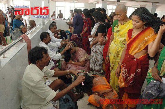 亮瞎眼!印寺廟朝圣日每天為2萬(wàn)人剃光頭 亮瞎眼!印寺廟朝圣日每天為2萬(wàn)人剃光頭